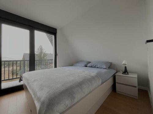 1 dormitorio con cama y ventana grande en Villa Anemar en Blidinje