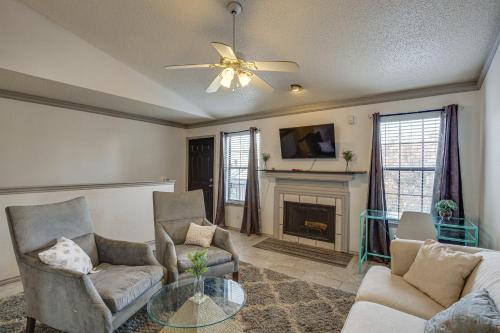 Χώρος καθιστικού στο Inviting Dallas Condo Less Than 2 Mi to NorthPark!