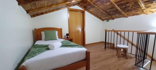 サン・ヴィセンテにあるRefúgio do Limoeiroのベッドルーム1室(ベッド1台、階段付)