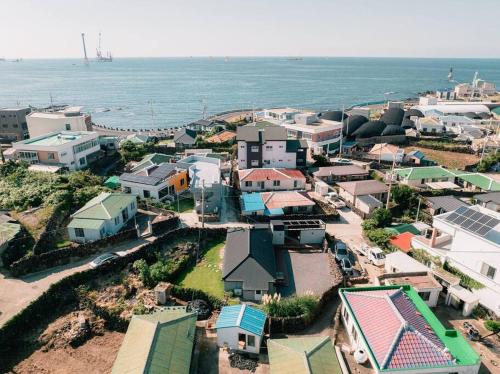 eine Luftansicht einer Stadt am Meer in der Unterkunft Dal Chae in Jeju-do