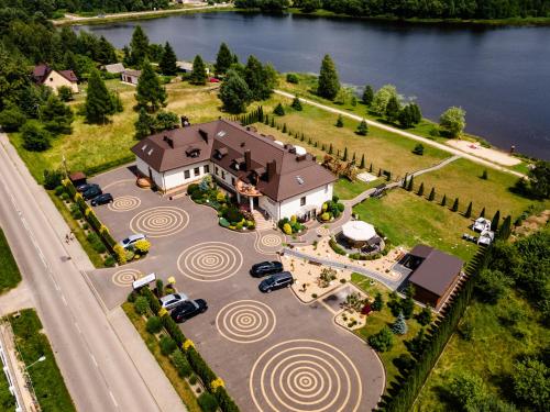 una vista aerea di una grande casa con parcheggio di Hotel Magnat a Suchedniów
