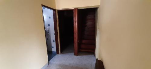 un pasillo con una puerta abierta a una habitación en Lleku lafken en Balneario Claromecó