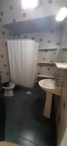 een badkamer met een wastafel en een toilet bij Lleku lafken in Balneario Claromecó