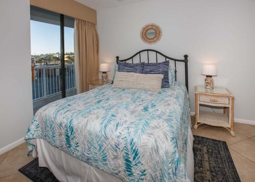 een slaapkamer met een bed en een balkon bij Summer House 306A by ALBVR - Corner Beachfront Condo - Beachfront Balcony Accessible from all Rooms in Orange Beach