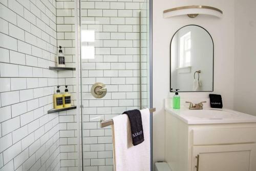 bagno bianco con lavandino e specchio di Vulcan’s Hideout / Fully Equipped Kitchen / A2 a Birmingham