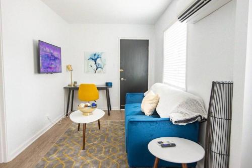 un soggiorno con divano blu e sedia gialla di Vulcan’s Hideout / Fully Equipped Kitchen / A2 a Birmingham