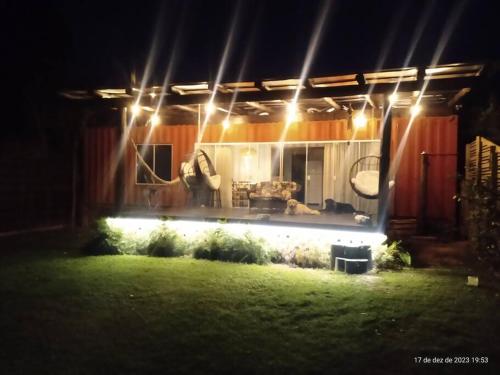 ein Haus mit Lichtern im Hof in der Nacht in der Unterkunft Casa Container na Praia do Rosa / Ibiraquera in Imbituba
