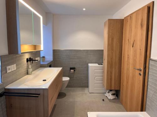 y baño con lavabo y aseo. en Ferienwohnung Trissl, en Oberaudorf