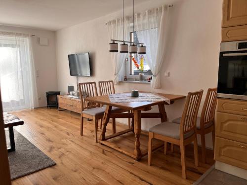 een keuken en eetkamer met een tafel en stoelen bij Ferienwohnung Trissl in Oberaudorf