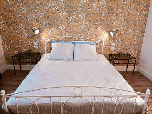 a bedroom with a bed with a floral wallpaper at Domaine de la Moselle in Saint-Maurice-sur-Moselle