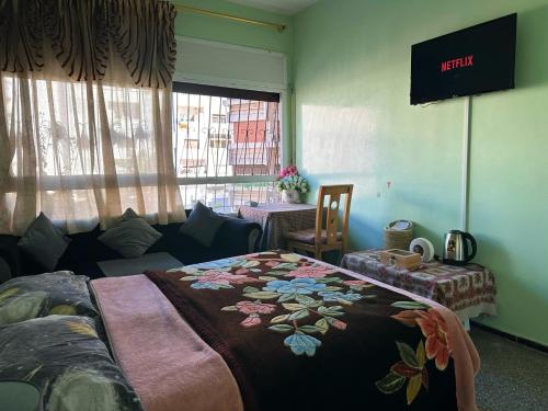 TV a/nebo společenská místnost v ubytování Chambre privée en plein centre