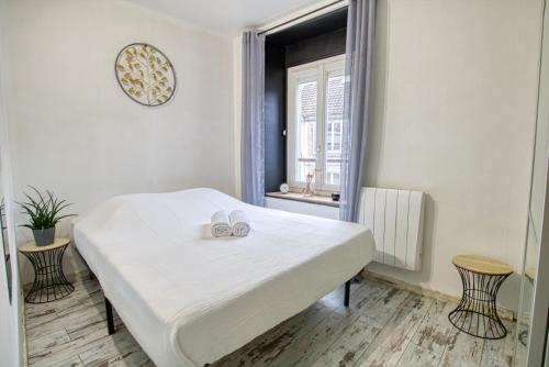 - un lit blanc dans une chambre avec fenêtre dans l'établissement Le 15 - Appartement pour 4 personnes - Disneyland Paris, à Esbly