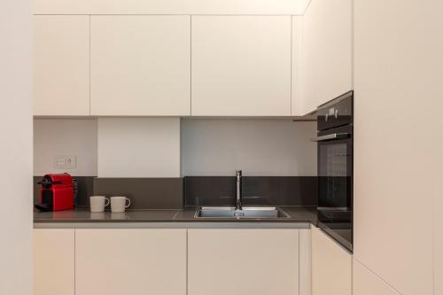 Kuchyň nebo kuchyňský kout v ubytování Lake Modern Suites - Free Parking