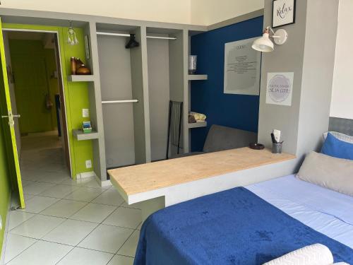 una habitación con una mesa y una cama en ella en Apartamento quadra da praia, en Río de Janeiro