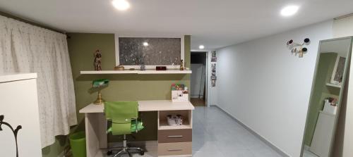 a room with a desk and a green chair at Cabana Monte do Castro in Porto do Son
