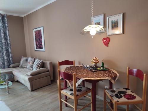 - un salon avec une table et un canapé dans l'établissement Ferienwohnanlage Sonnenwald, à Langfurth 