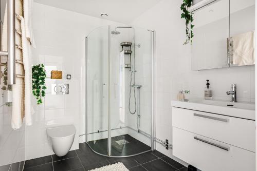 Central beautiful modern accommodation near Stockholm City في ستوكهولم: حمام مع دش ومرحاض ومغسلة