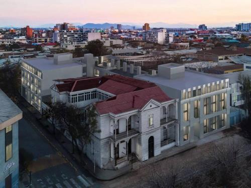 uma vista aérea de um edifício antigo numa cidade em Acogedor Loft Centro De Santiago em Santiago