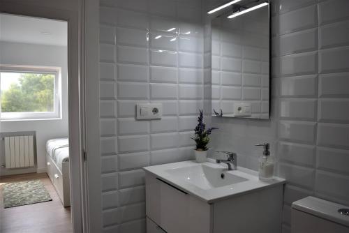 Ένα μπάνιο στο Apartamentos Playa de Mogro