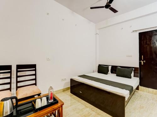 1 dormitorio con 1 cama y 1 mesa en OYO Varusiya Guest House en Bhauli