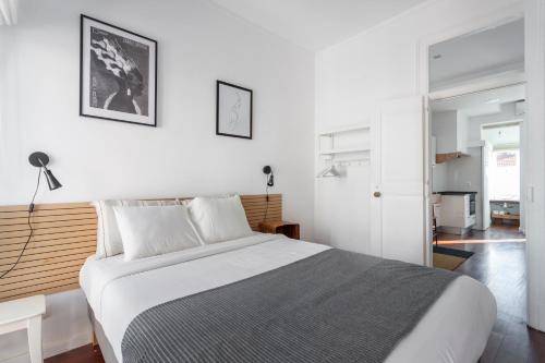 リスボンにあるLisbon City Balconyの白い壁のベッドルーム1室(大型ベッド1台付)