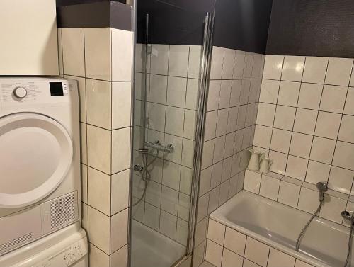 a small bathroom with a shower and a toilet at Superbe logement à proximité du centre et du Kirchberg in Luxembourg