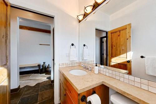 La salle de bains est pourvue d'un lavabo et d'un miroir. dans l'établissement Wild Horse Meadows, à Eden