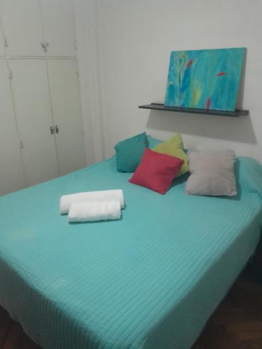 Una cama con dos almohadas encima. en Cómodo para 4 personas Recoleta en Buenos Aires
