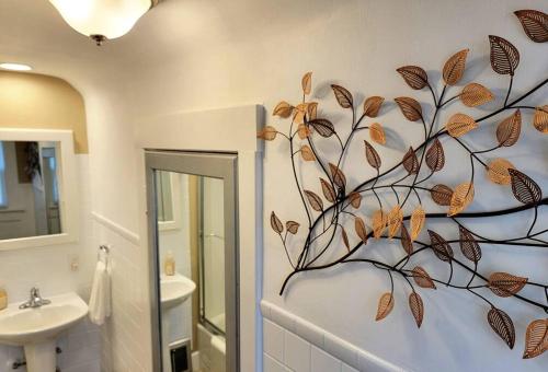 een badkamer met een muurschildering aan de muur bij Beautiful Craftsman Style Home w/ Fenced Yard in South Beloit