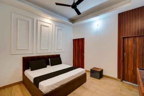 1 dormitorio con 1 cama y ventilador de techo en Raj Mahal, en Meerut