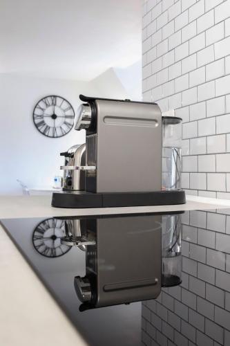 une cafetière sur un comptoir dans une cuisine dans l'établissement Appartement entier *au pied de la gare*, à Juvisy-sur-Orge