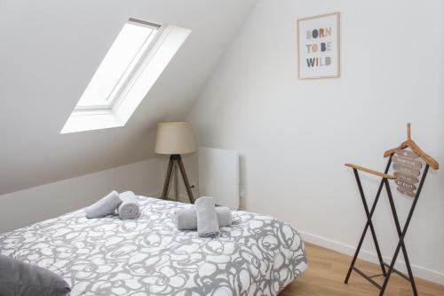 une chambre avec un lit et une fenêtre dans l'établissement Appartement entier *au pied de la gare*, à Juvisy-sur-Orge
