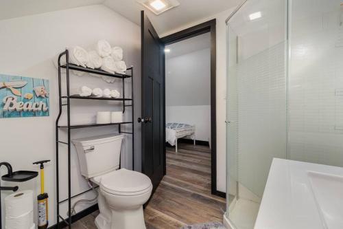 łazienka z toaletą i kabiną prysznicową w obiekcie Sand & Sun Retreat,2 Living Rooms, Kids Play Area w mieście Michigan City