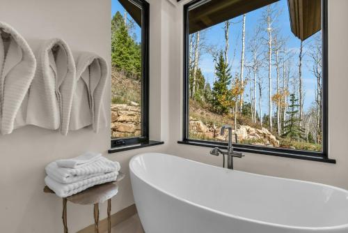 baño con bañera y ventana en Sanctuary at White Pine Canyon, en Park City