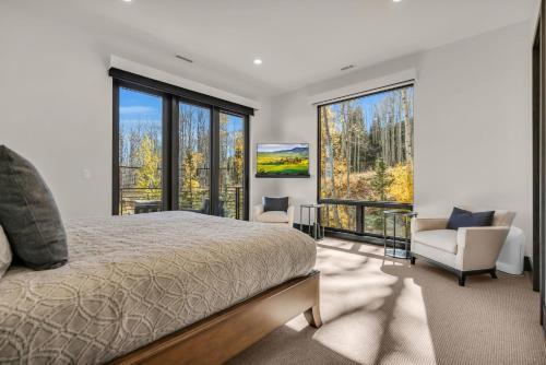 1 dormitorio con cama y ventana grande en Sanctuary at White Pine Canyon, en Park City