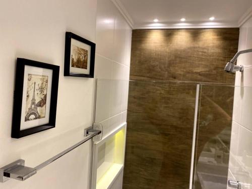 een badkamer met een douche en een glazen deur bij 1709 - Rentaqui Apartamento Comfort Bela Vista in Sao Paulo