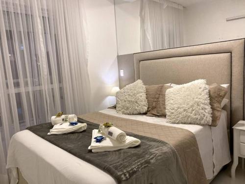 een hotelkamer met 2 bedden en handdoeken erop bij 1709 - Rentaqui Apartamento Comfort Bela Vista in Sao Paulo