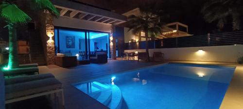 Luxurious Villa with private heated pool-PMT12