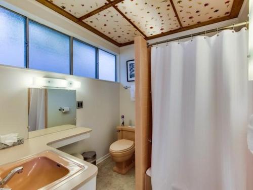 een badkamer met een toilet, een wastafel en een douche bij Point Loma Woods in San Diego