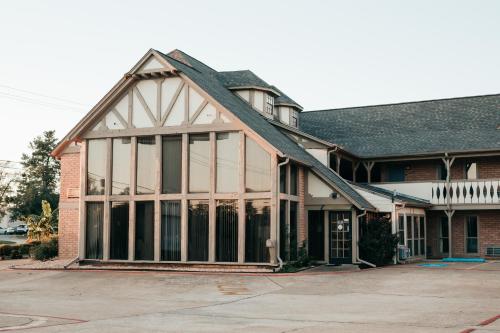ナコドチェスにあるVictorian Inn & Suitesの駐車場の大きな窓がある建物