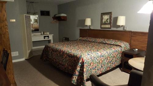 1 dormitorio con 1 cama en una habitación de hotel en Frontier Motel, en Cuba