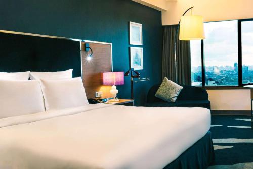 Habitación de hotel con cama grande y ventana en Wyndham Grand Bangsar Kuala Lumpur en Kuala Lumpur