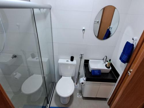 bagno con servizi igienici, lavandino e specchio di Maraca Beach Residence 1 apartamento 401 a Porto De Galinhas