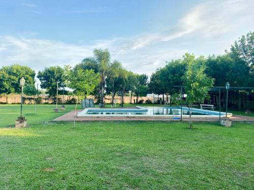 uma piscina no meio de um parque em las campanitas em Paso de la Patria