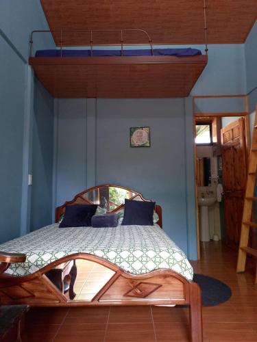 um quarto com uma cama grande num quarto em XXX BLUE PARADISE - Rio Celeste Dreams em Bijagua