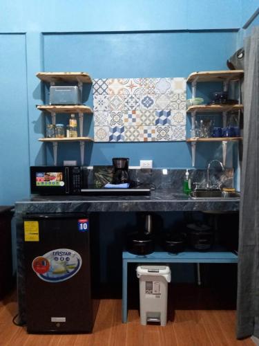 uma cozinha com um balcão com um lavatório e um fogão em XXX BLUE PARADISE - Rio Celeste Dreams em Bijagua