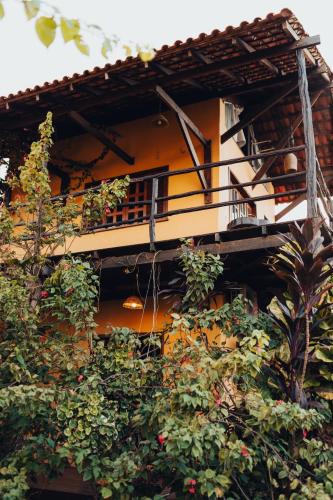a building with a bunch of plants at Vila Ypáwa 150 m centro 30 m praia lago verde in Alter do Chao