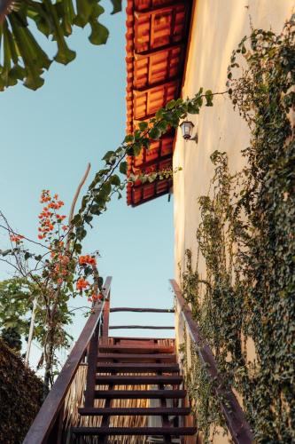 a set of stairs leading up to a building at Vila Ypáwa 150 m centro 30 m praia lago verde in Alter do Chao