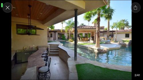 ein Haus mit einem Pool und einem Haus in der Unterkunft Warm Sands Villa-Moving River/Island in Palm Springs