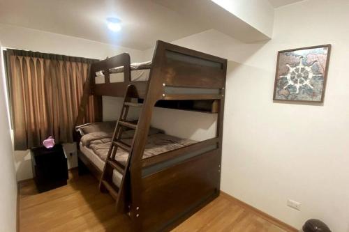 利馬的住宿－Apartamento familiar de estreno con cochera en Jesus Maria，一间卧室配有两张双层床。